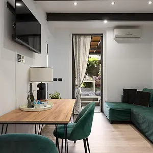 Nadia's Lovely - With Private Garden And Jacuzzi Appartement